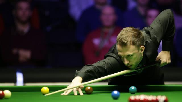 他的肩膀发 他的肩膀发