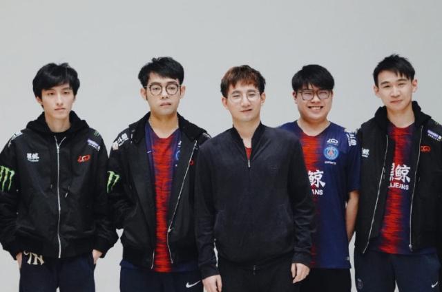 他们彼此支 他们彼此支